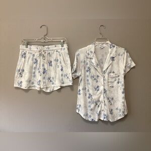 Splendid collar top and short floral pajama set. Small